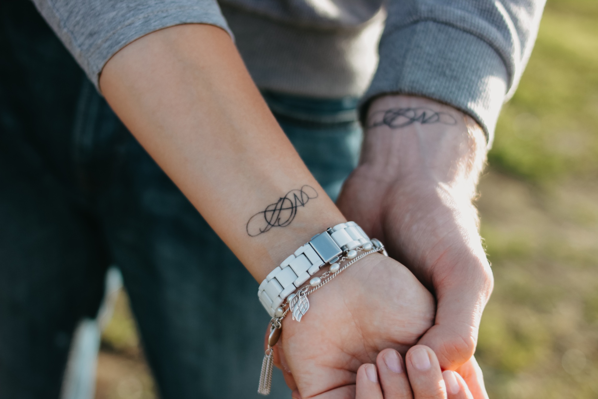 Tatouage de couple discret : 10 designs significatifs à considérer